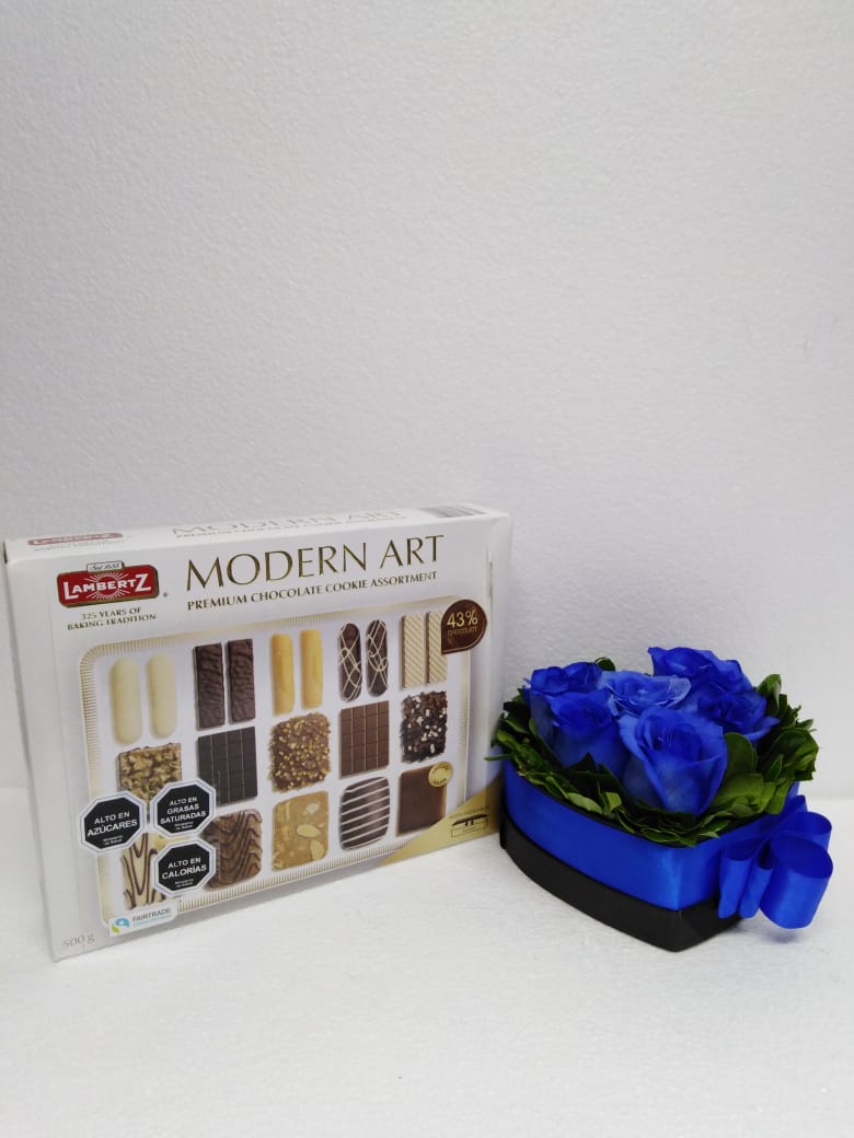 6 Rosas Azules en Caja Corazn y Galletas Lambertz 500 Grs